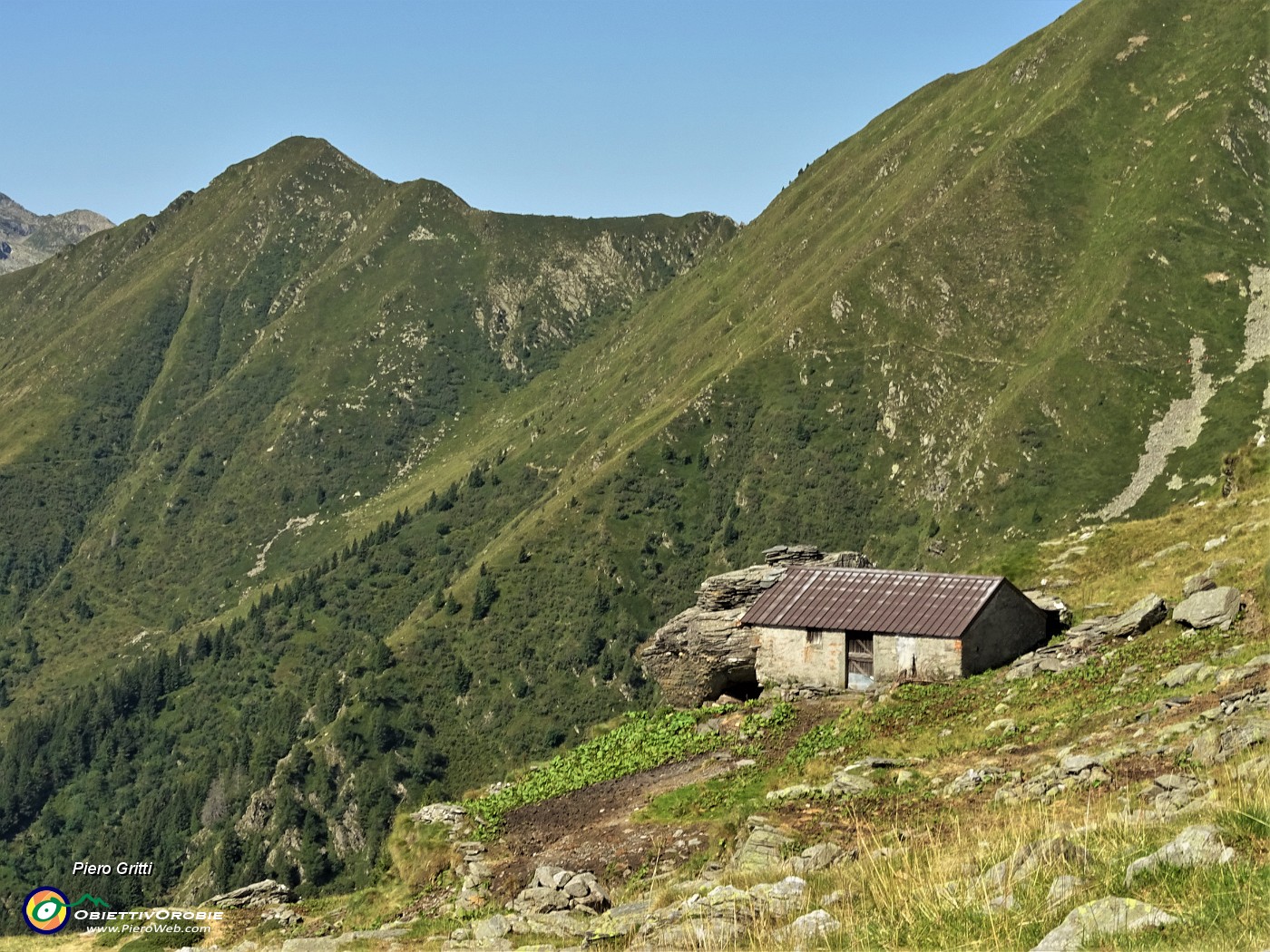 33 Baita addossata a roccione sulle pendici del Monte Fioraro.JPG